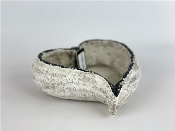 <h4>Cement heart with black edge grey 17,5*16,5*h6</h4>