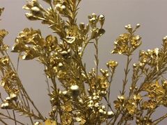 Flor de cera teñida oro